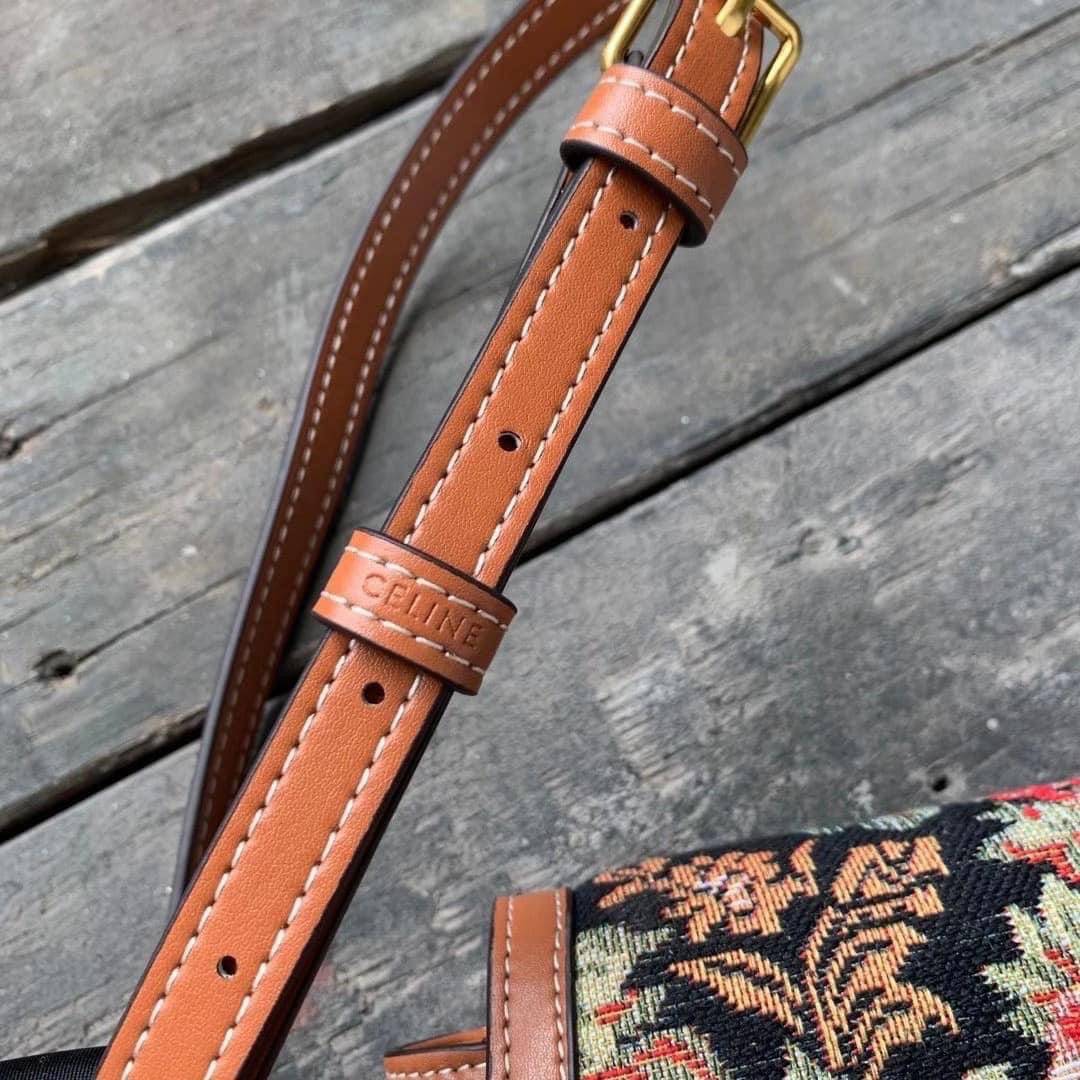 VIP 】หนังแท้ CELINE CROSSBODY BAG CELINE CRECY IN MAILLOM TRIOMPHE JACQUARD AND CAFTSKIN BAG กระเป๋าสะพายทรงสวยหรูอยู่ทรงเปิดปิดด้วยฝาปิดกระดุมโลโก้แบรนด์ ภายในโล่ง ขนาดกะทัดรัด น่ารัก สายสะพายหนังยาวปรับระดับได้จะสะพายไหล่หรือ CROSSBODY ก็ดูดี ตัวจริงสวย