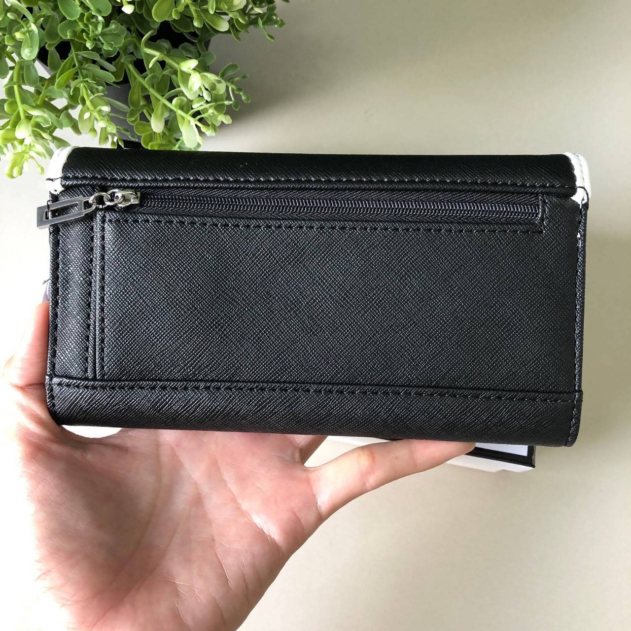 Guess long wallet กระเป๋าสตางค์ใบยาว หนังลาย saffiano ภายในมีช่องใส่ธนบัตร, บัตร, ช่องใส่รูป และช่องซิปใส่เหรียญด้านหลังค่ะ