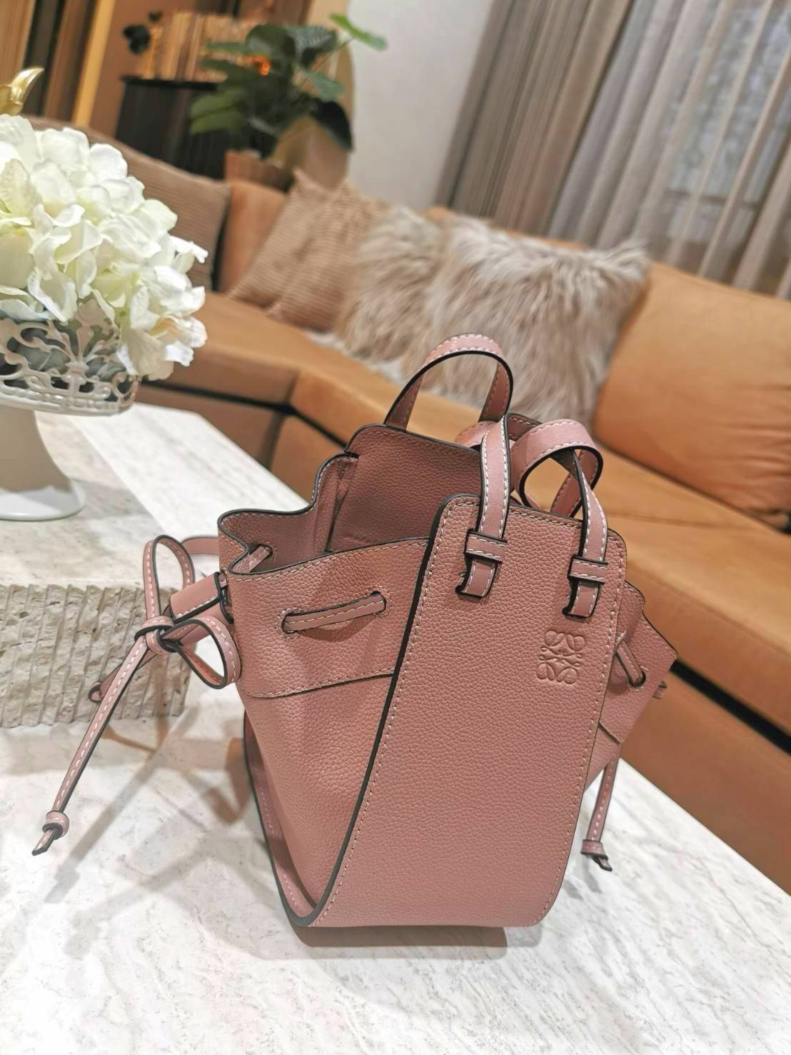 VIP 】เอาใจสายหวานกับสีพาสเทล!✴️ NEWIN! LOEWE HANDLE & SHOULDER BAG GIFT WITH PURCHASE (GWP) กระเป๋าถือหรือสะพายหนังแท้พรีเมี่ยมกิ๊ฟ Limited จาก LOEWE PERFUME DUTYFREE รุ่น Rare items สุดๆวัสดุหนังแท้ Calfskin หนังสวยดีไซน์คงเอกลักษณ์แบรนด์ สามารถปร