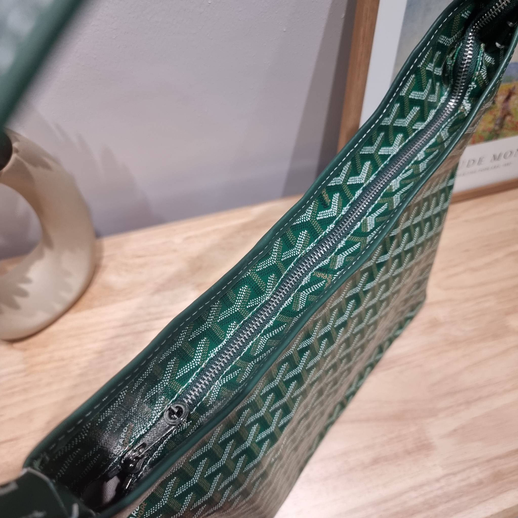 GOYARD BOHEME HOBO BAG / GOYARD HOBO กระเป๋าสะพายทรงโฮโบ ใบใหญ่จุใจ!! มาครบสีขายดี เลิศทุกสี รูปทรงคลาสสิค ดีไซน์เป็นเอกลักษณ์ วัสดุหนังแคนวาสพิมพ์ลายสวยคม ปากกระเป๋ามีซิปเปิด-ปิดกันของหล่นได้ ภายในโล่งกว้างมาก มาพร้อมสายคล้องในตัว ทนทาน สะพายสวยๆได้ทุกวั