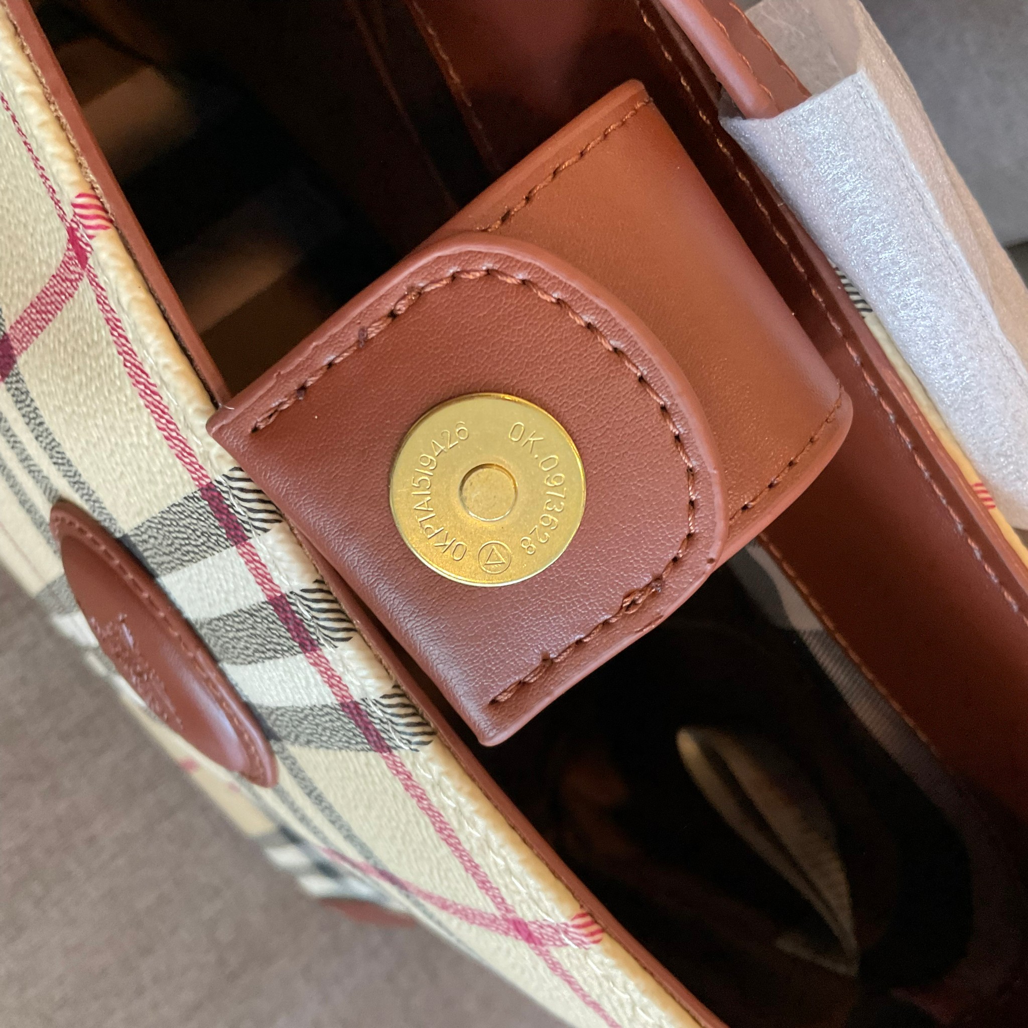 BURBERRY VINTAGE SHOULDER BAG กระเป๋าสะพายไหล่ วัสดุหนังPVC ทรงสูง อยู่ทรง ประดับโลโก้และตัดขอบด้วยหนังแท้สีน้ำตาลเข้ม