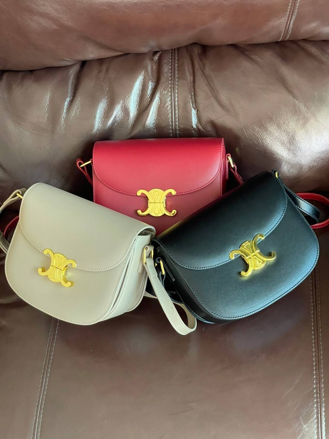 VIP 🥂 CELINE TEEN BESACE TRIOMPHE IN SHINY กระเป๋าสะพายคาดลำตัวรุ่นนี้นับว่าเป็นกระเป๋าอีกหนึ่งรุ่นในซีรีส์ Triomphe ที่ได้รับความนิยมอย่างมาก ด้วยรูปร่างทรงโค้งมนมีความคลาสสิกตามแบบฉบับของ Celine เพิ่มความหรูหราและโดดเด่นด้วยการตกแต่งด้วยโลโก้โลห