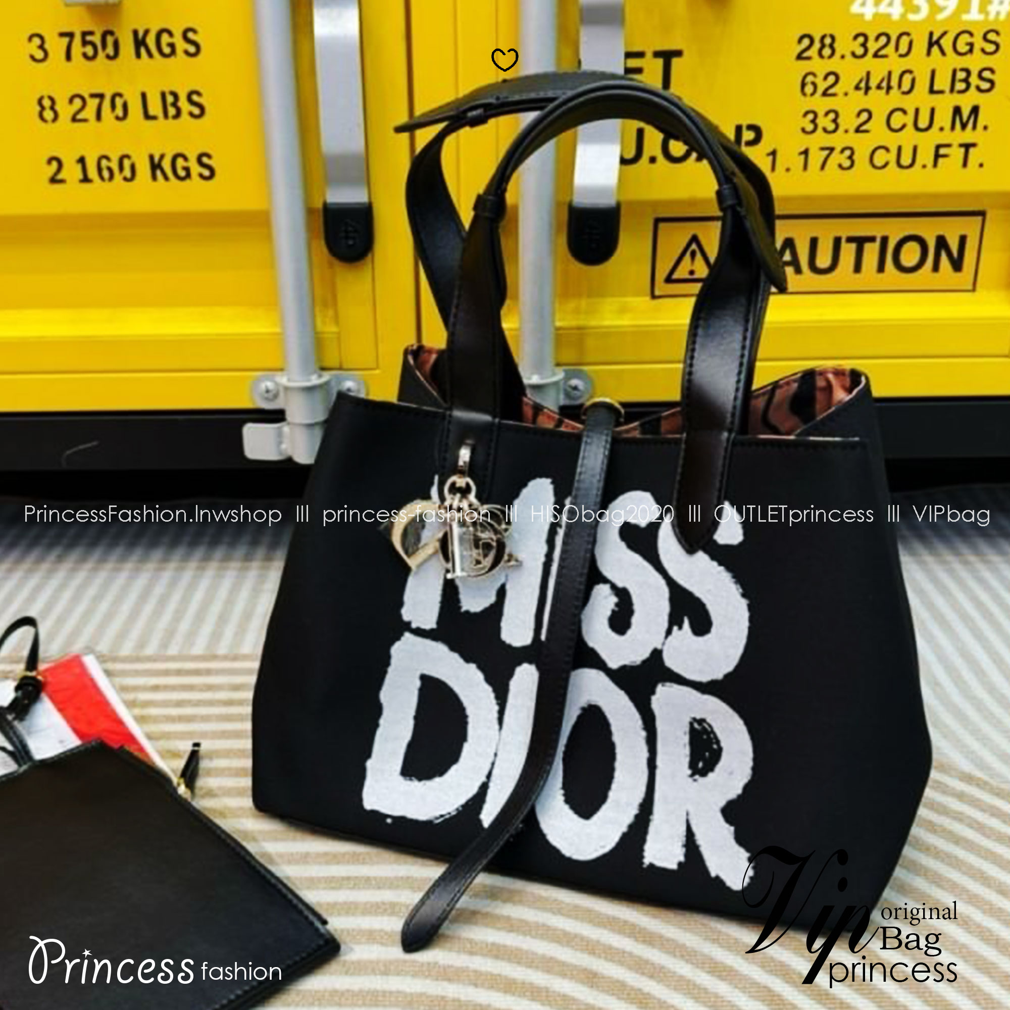 Dior Toujours Tote Bag Graffiti Printed กระเป๋าทรงโท้ทรุ่นใหม่สุดฮิต พร้อมใบเล็ก ดีไซน์ใหม่ล่าสุด ที่มีทั้งความละมุนและหรูหราในตัว ใช้งานง่าย ด้านในกระเป๋ากว้างมาก จุของได้สบายๆ