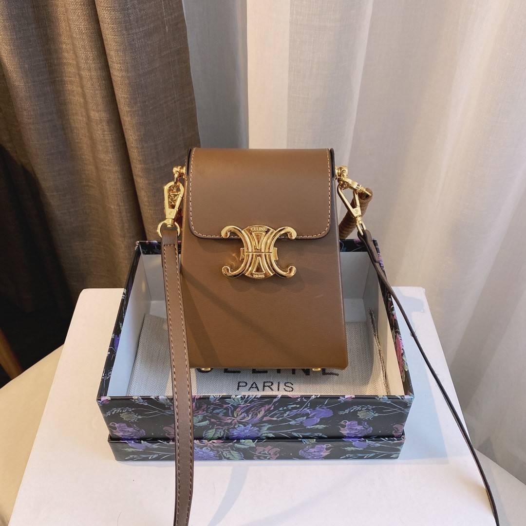 พรีเมี่ยมกิ๊ฟแท้ 100% 】พร้อมส่งที่ไทย!! CELINE BOX CROSSBODY BAG (GWP) พรีเมี่ยมกิ๊ฟ Limited จาก CELINE HAUTE PARFUME DUTYFREE COUNTER วัสดุหนังแท้เรียบเงา หนังสวยอยู่ทรง ประดับด้วยหมุด อะไหล่ทองทั้งใบ ปิดปิดด้วยตัวบีบสัญลักษณ์แบรนด์