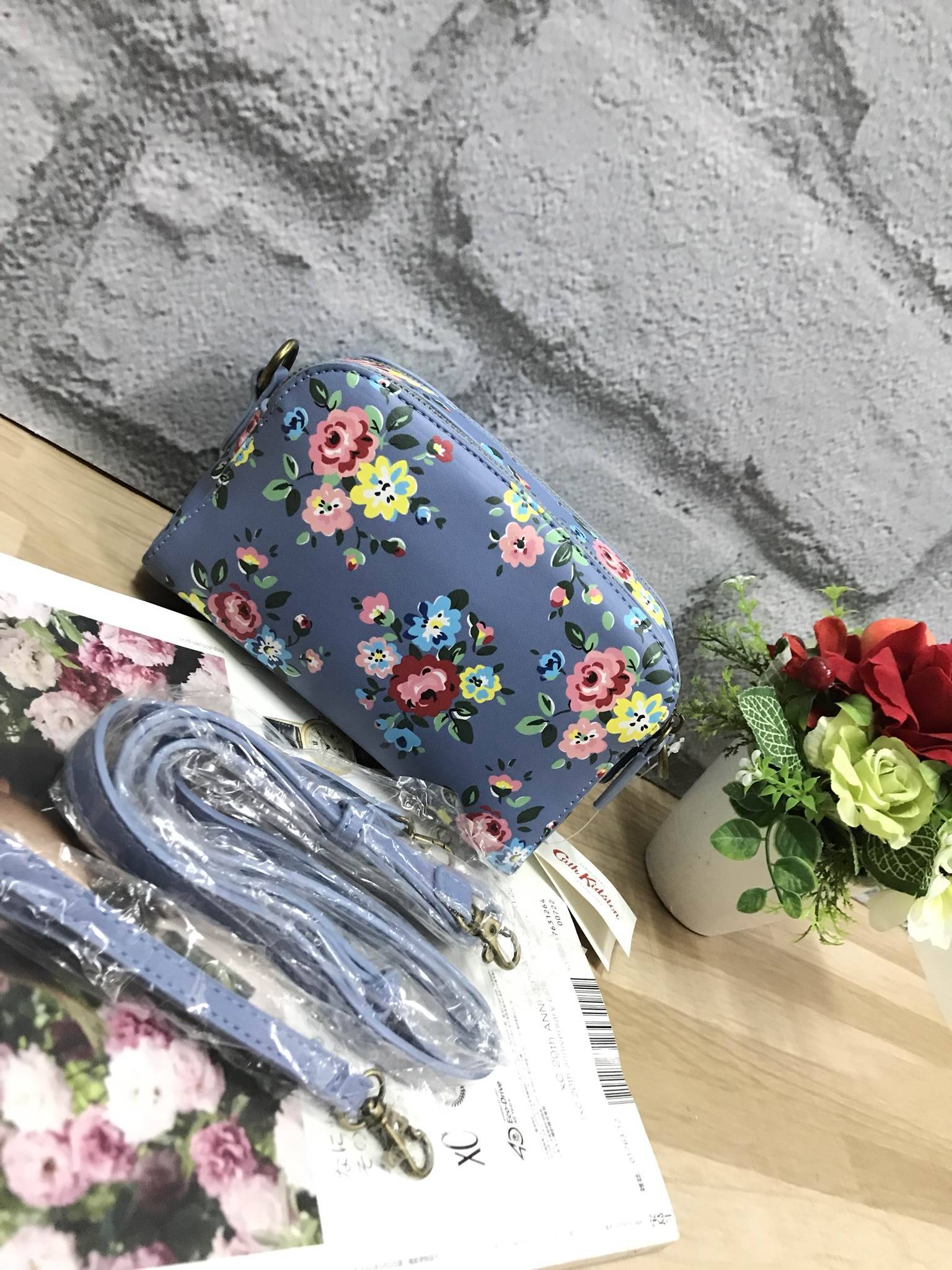 CATH KIDSTON MINI LEATHER DOUBLE ZIP BAG Restock !!รุ่นขายดีอีกรุ่น วัสดุหนังpu เป็นกระเป๋าคล้องมือหรือสะพาย Cross Body หนังเรียบอยู่ทรงสวยขนาดมินิน่ารักกำลังน่ารัก เปิดปิดด้วยซิป 2 ช่อง หัวซิปหนังแท้ปั้มโลโก้ ด้านหน้าประดับอะไหล่โลโก้แบรนด์ ภายใน Cotton 