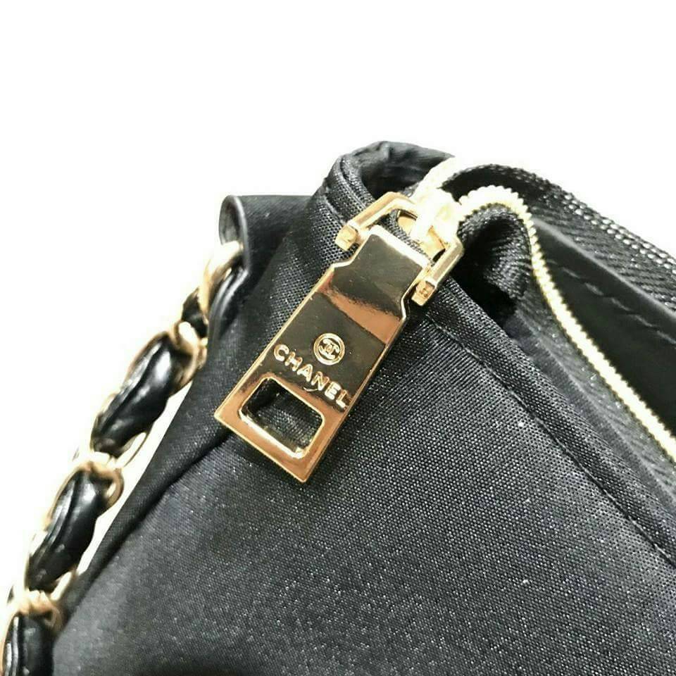 Chanel Cosmetic Cluth Bag With Chain กระเป๋าถือหรือสะพาย VIp. gift จาก Chanel Cosmetic Counter วัสดุ Nylon&Polyester 100% ประดับโลโก้แบรนด์ วิ๊งๆ สวยหรูดูดี เปิดปิดด้วยซิป หัวซิปแบรนด์อะไหล่ทอง ซับในสกรีนโลโก้ ภายในกว้างใส่กระเป๋าสตางค์ใบยาว, มือถือได้ทุก