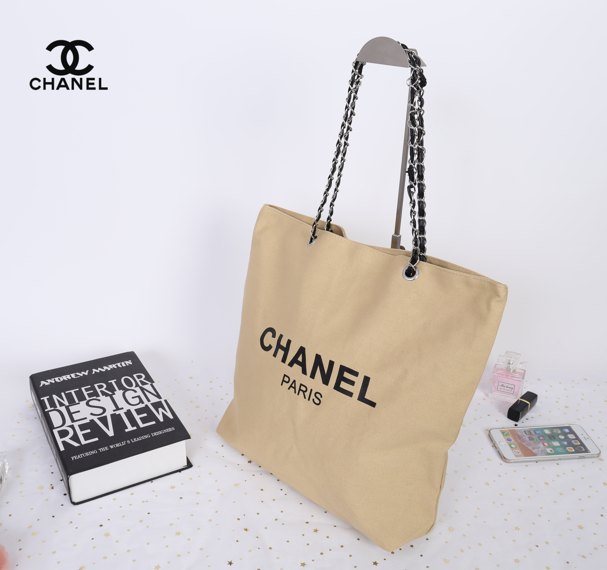 โซ่เงิน Chanel Shopper's Tote กระเป๋าสะพายทรง Tote VIP gift แท้ จาก counter น้ำหอมของ brand วัสดุ canvas เนื้อหนา อะไหล่ปั๊มแบรนด์ ภายในบุผ้าอย่างดี จุได้เยอะ มาพร้อมสายสะพายไหล่ แบบโซ่ต่อหนังสวยหรูค่ะ