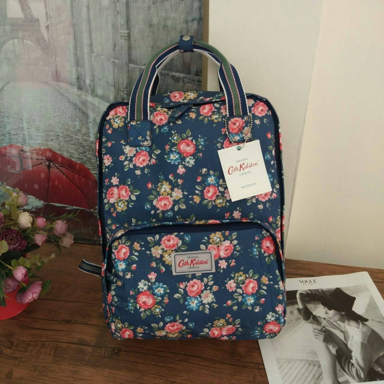 Cath Kidston Backpack Bag กระเป๋าเป้ สไตล์วินเทจ ด้านหน้ามี 1 ช่องซิป เปิดปิดด้วยซิป มีช่องหลักโล่งกว้าง และช่องเล็ก ใบนี้จุของได้เนอะ คุ้มค่าเกินราคาค่ะ
