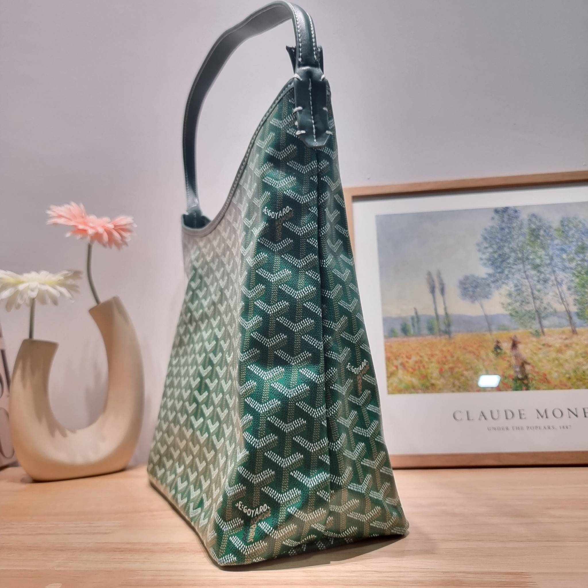 GOYARD BOHEME HOBO BAG / GOYARD HOBO กระเป๋าสะพายทรงโฮโบ ใบใหญ่จุใจ!! มาครบสีขายดี เลิศทุกสี รูปทรงคลาสสิค ดีไซน์เป็นเอกลักษณ์ วัสดุหนังแคนวาสพิมพ์ลายสวยคม ปากกระเป๋ามีซิปเปิด-ปิดกันของหล่นได้ ภายในโล่งกว้างมาก มาพร้อมสายคล้องในตัว ทนทาน สะพายสวยๆได้ทุกวั