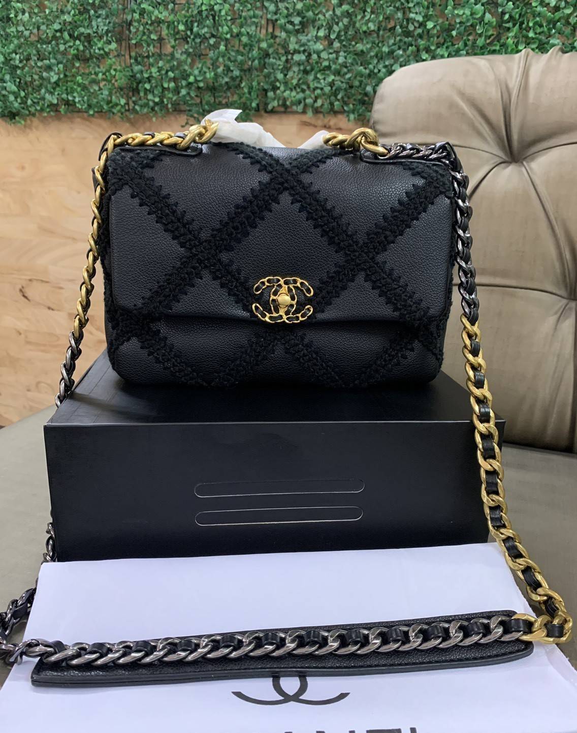 CHANEL 19 Large Stitch Bag VIP GIFT WITH PURCHASE (GWP) พรีเมี่ยมกิ้ฟ Limited Edition จาก Chanel DUTY FREE COUNTER กระเป๋าสะพายทรงคลาสสิค ตกแต่งด้วยการเย็บตะเข็บขนาดใหญ่ วัสดุหนังแท้(calfskin)ผสมผ้าทวีด หนังนิ่มมาก เงาขึ้นรูปสวยค่ะ ดีไซต์สายสะพายโซ่สองสีส