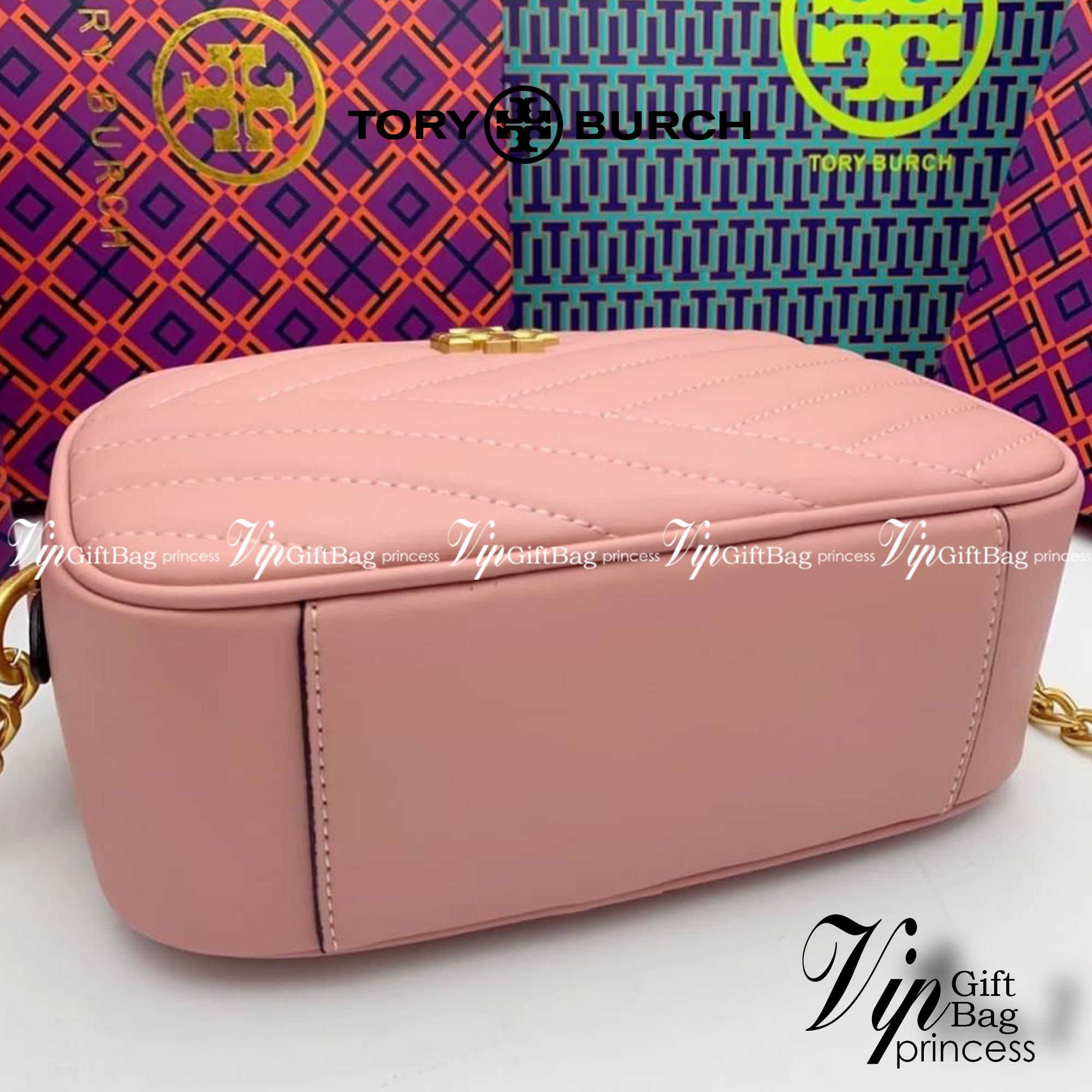 Tory Burch Kira Chevron Small Camera Bag กระเป๋าสะพายทรงกล่อง ซิปบน อะไหล่ทอง สายสะพายยาวแบบครอสบอดี้ งานสวยปั๊มทุกจุดเป๊ะทุกมุม เปิด - ปิดกระเป๋าด้วยซิป ด้านในโล่ง มีช่องซิป 1 ช่อง มาพร้อมสายสะพายยาว ปรับระดับได้ค่ะ