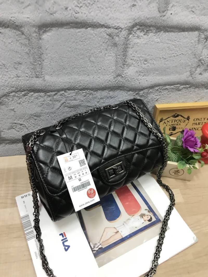 ZARA chain shoulder bag กระเป๋าถือหรือสะพาย look like chanel ดีไซน์สวยหรูแบบตารางทั้งใบ หนังนิ่ม เปิดปิดด้วยตัวล้อคทันสมัย ภายในมีหลายช่องเป็นสัดส่วนสะดวกใช้ มีช่องซิปคั่นกลาง จุของได้เยอะใส่กระเป๋าสตางค์ใบยาวได้ ด้านหลังมีช่องใส่ของได้อีก1ช่อง น้ำหนักเบา