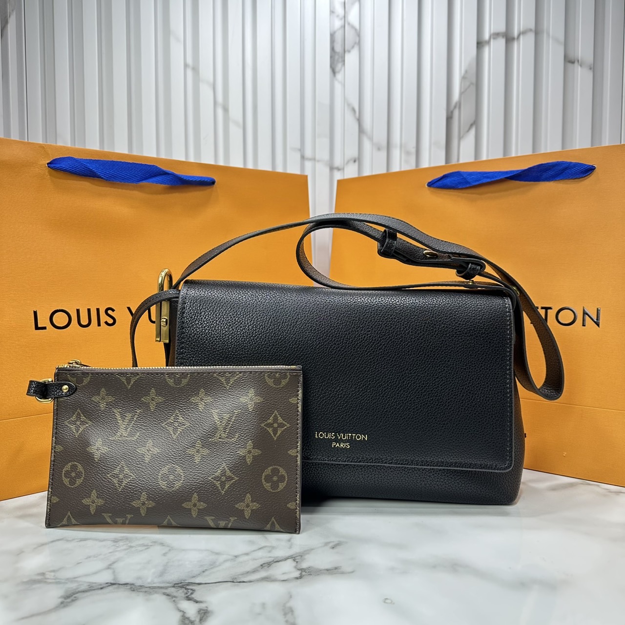 ORI หนังแท้ | LV Low Key Messenger Bag กระเป๋าสะพายทรงแมสเซ็นเจอร์ รูปทรงใหม่ สไตล์เรียบง่ายแต่หรูหรา ตกแต่งด้วยแม่กุญแจสีทองวินเทจ พร้อมใบลูกลายโมโนแกรมเพิ่มฟังชั่นการใช้งาน