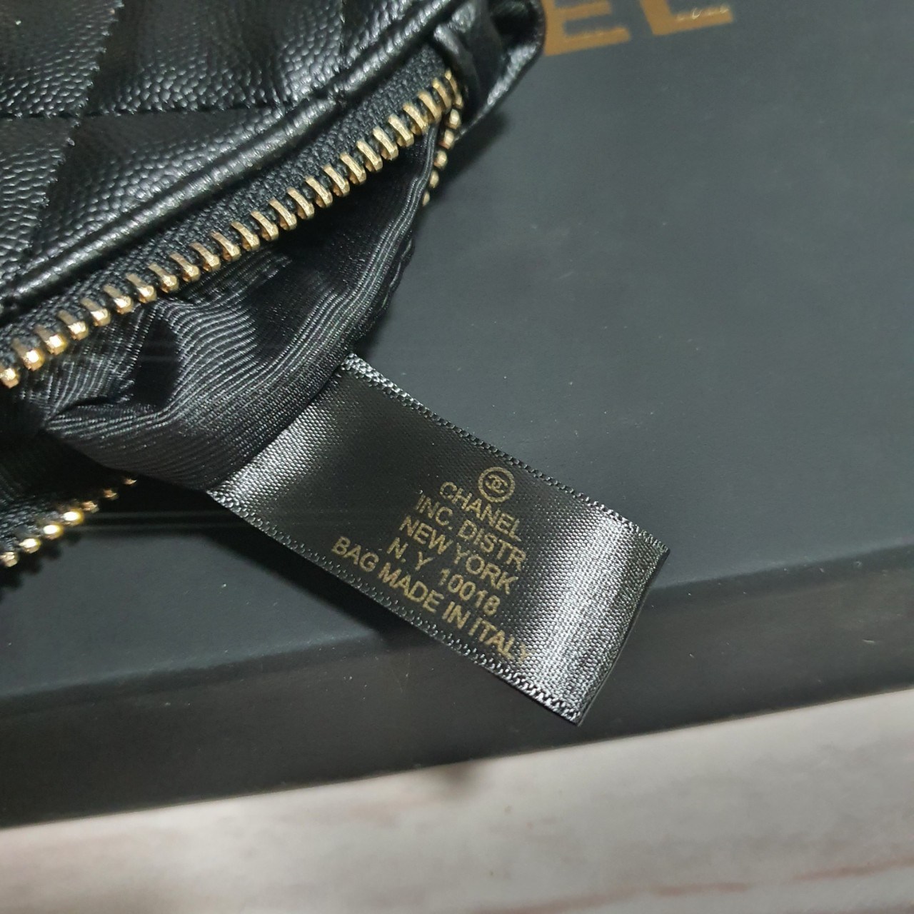 SIZE MEDIUM พร้อมส่งรุ่นขายดี!!! Don't Miss! Chanel Clutch Bag VIP Gift With Purchase (GWP) กระเป๋าคลัชแบนหรือกระเป๋าสตางค์ GWP จาก Chanel Cosmetic Counter Duty free วัสดุหนังคาเวียร์สวยหรูเปิดปิดด้วยซิปสะดวกใช้ ด้านหน้าประดับโลโก้แบรนด์อะไหล่ทองและม