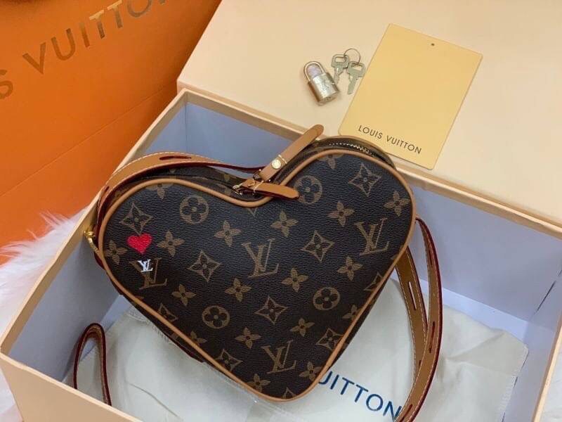 VIP GIFT 】หนังแท้ LOUIS VUITTON Monogram Game On Coeur "HEART" กระเป๋าสะพายรูปทรงหัวใจดีไซน์เผ็ดมากกก!! ภายในเป็นช่องโล่ง สายสะพายปรับใช้ได้ตามสะดวก ใบจริงสวยงามเบอร์ล้าน สาวๆ ต้องหลงรักแน่นอนเลยค่ะ