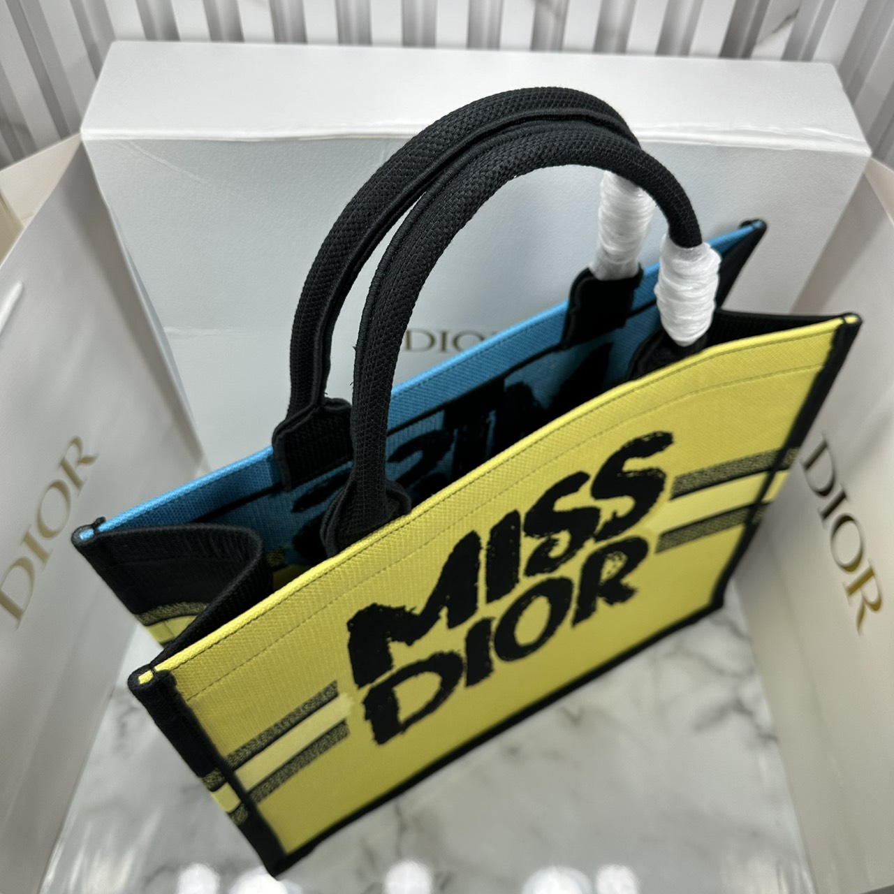 ORI หนังแท้ | ORI หนังแท้ | Dior BookTote Yellow-Blue Miss Dior Embroidery Tote Bag กระเป๋าทรงโท้ทคอลใหม่ โทนสีสดใสคลาสสิก สวยงามและหรูหรา