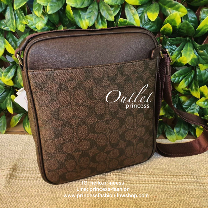 Coach Men crossbody bag Best seller! กระเป๋าข้างรุ่นยอดฮิตของคุณผู้ชาย วัสดุหนังลาย signature brand รอบใบ ด้านหน้ามี logo brand มีช่องหน้าหลัง ช่องหลักเปิดปิดด้วยซิป ใส่ wallet ยาว mini iPad ได้ มีช่องซิปเล็ก สายสะพายยาสปรับได้ค่ะ