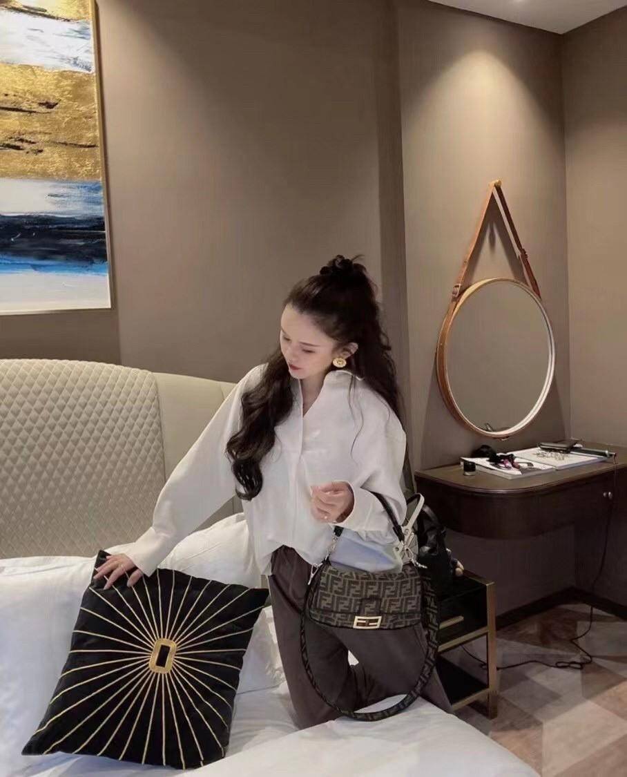 Fendi Baguette Brow Fabric bag กระเป๋าทรง Baguette ขนาดกลาง วัสดุ canvas ผ้าjacquard สีน้ำตาลพร้อมลวดลาย FF ขลิบด้วยลายปักสีดำโดดเด่นอะไหล่ทอง หรูหรา เปิด-ปิดด้วยตัวล็อคแม่เหล็ก มี1ช่องซิปด้านใน มี2สาย สายสั้นและสายยาว ถอดสายได้ สวยหรู ใบนี้ไม่ควรพลาดค่า