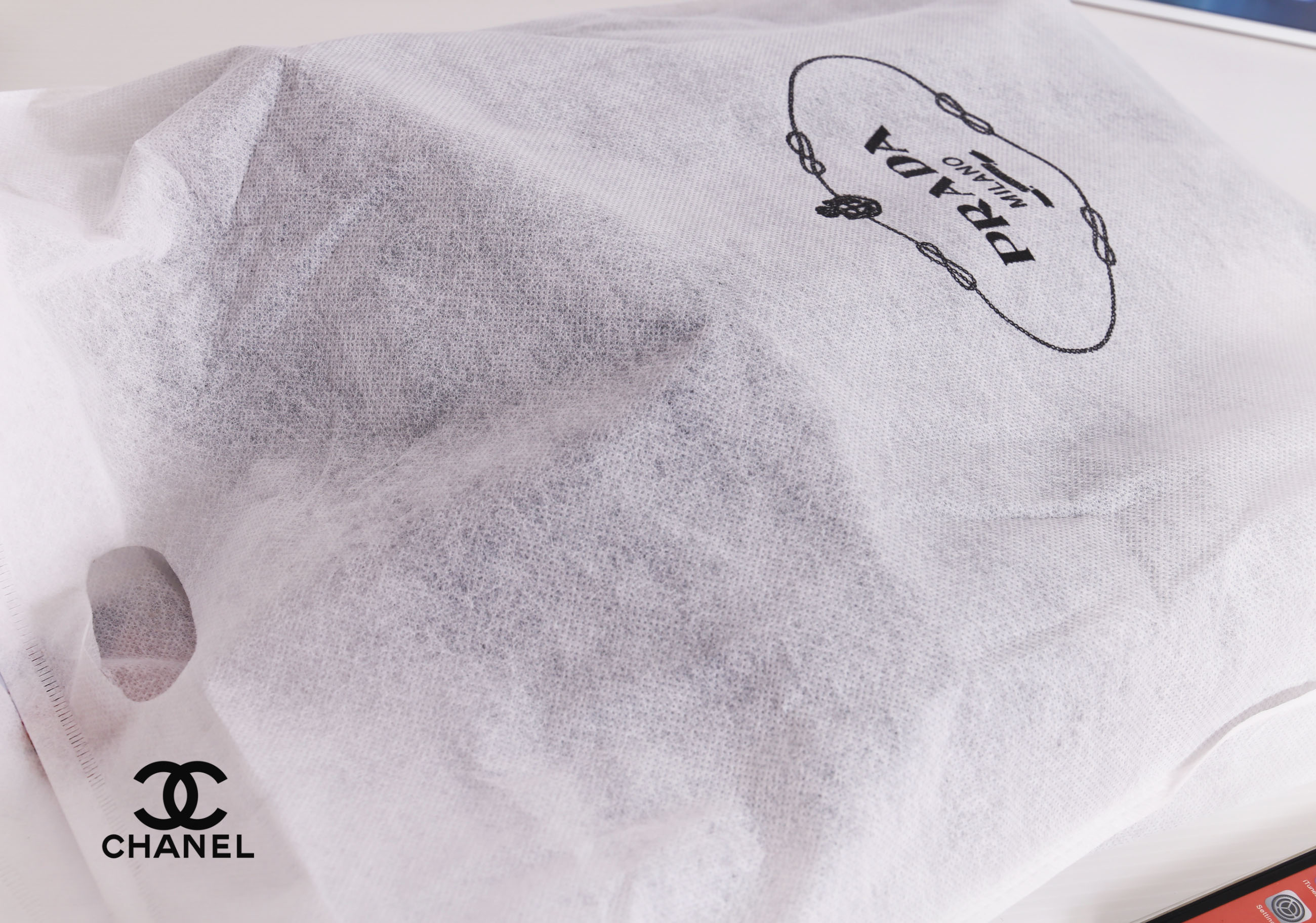 PRADA NYLON BACKPACK กระเป๋าเป้ Limited edition VIP Gift With Purchase (GWP) จากเคาน์เตอร์แบรนด์วัสดุ Nylon&Polyester เนื้อหนาคุณภาพดี น้ำหนักเบา ด้านหน้าประดับโลโก้แบรนด์ เปิดปิดด้วยซิป หูจับคุณภาพดีแข็งแรง สายสะพายหลังลายแบรนด์เลื่อนปรับได้ ด้านในโล่งกว