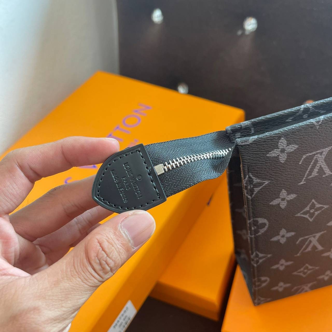 หนังแท้ LOUIS VUITTON POCHETTE VOYAGE CLUTCH BAG พร้อมส่งที่ไทย!! ที่นี่ที่เดียว LV CLUTCH ขายดีตลอดกาล ไม่มีตกยุค ถือคูลๆ เลยค่า