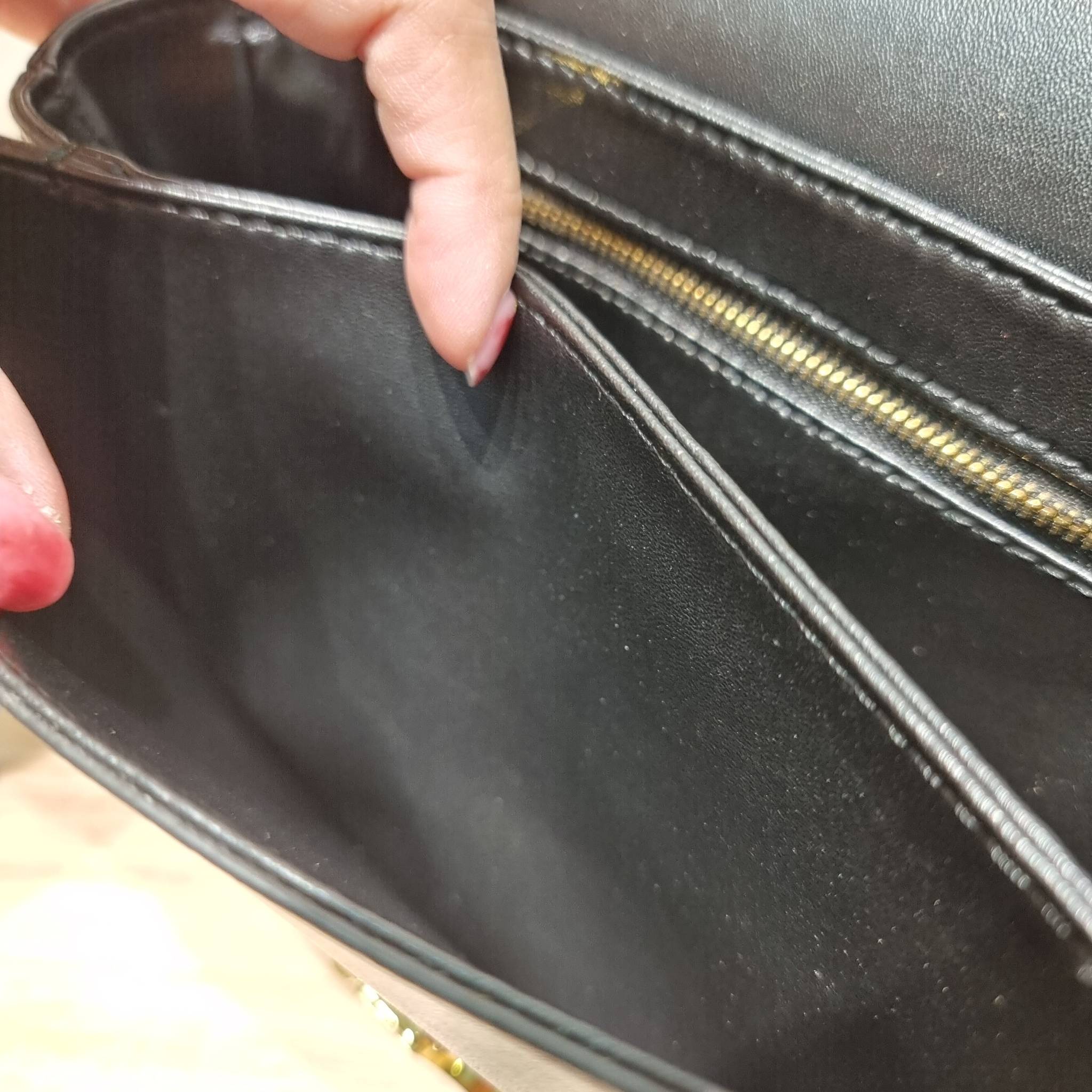 CELINE CLASSIQUE TRIOMPHE BAG IN SHINY CALFSKIN ไอเท็มสุดคลาสสิค ที่ขาดไม่ได้ กระเป๋าสะพายทรงสวยคลาสสิค แฝงความผู้ดี ที่ใช้ได้ทั้งชายหญิง วัสดุหนังคุณภาพดี