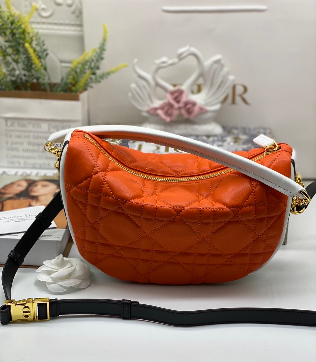 หนังแท้ DIOR MEDIUM DIOR VIBE HOBO BAG รุ่นใหม่ล่าสุด พร้อมส่งที่ไทย เกรดออริจินอลหนังแท้ สวยมากค่ะ ภาพสินค้าถ่ายจากงานขายจริง ใช้งานต่างประเทศได้