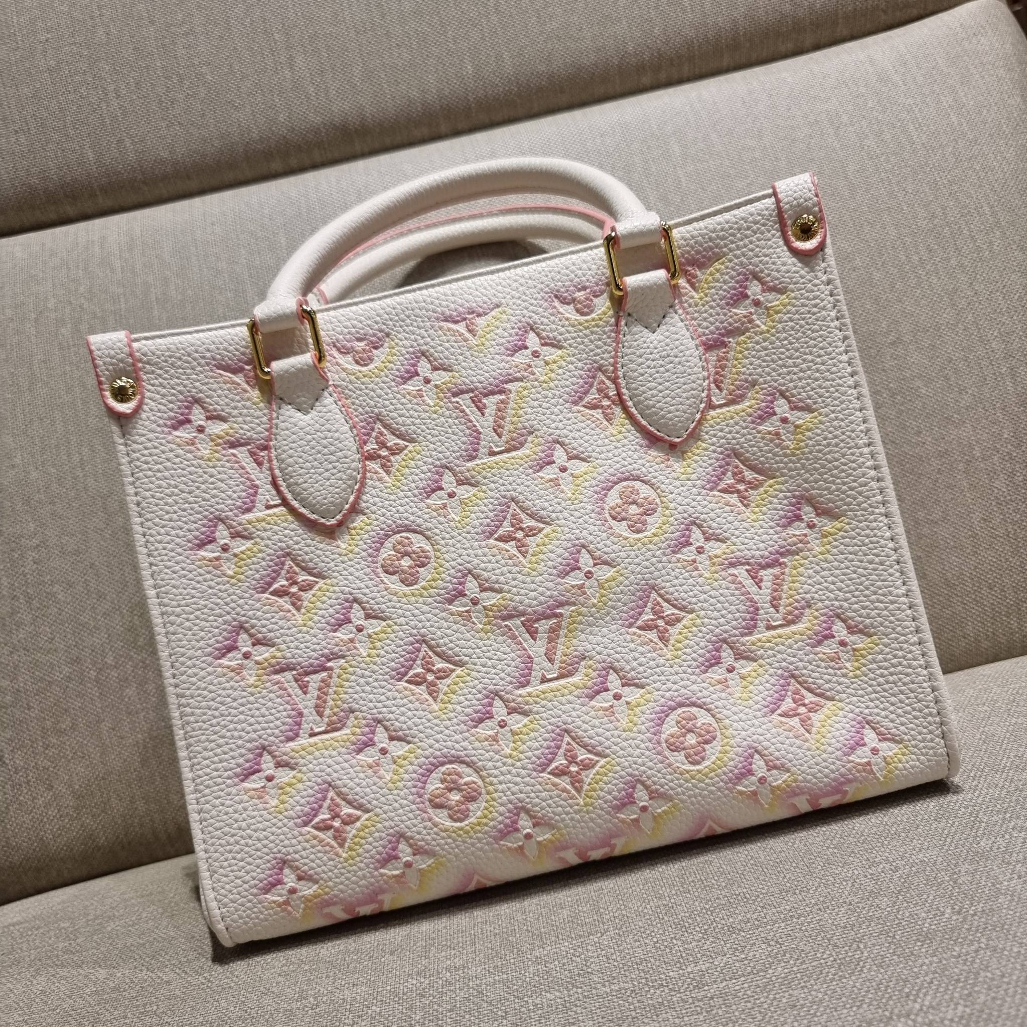 LV crossbody tote bag / LV Shopping Bag ดีไซน์ใหม่ น่ารัก ละมุน น่าใช้มาก กระเป๋าทรงโท้ทที่ใครเห็นต้องเป็นคลั่งรัก ดีไซน์คลาสสิค ผู้ดี หรูหรา โทนสีใช้งานง่าย ทุกสไตล์ วัสดุหนัง pepble มาพร้อมหูจับในตัว คล้องแขนก็ดูแพง หรือจะเกี่ยวสายครอสสะพายก็อัพลุคได้เล