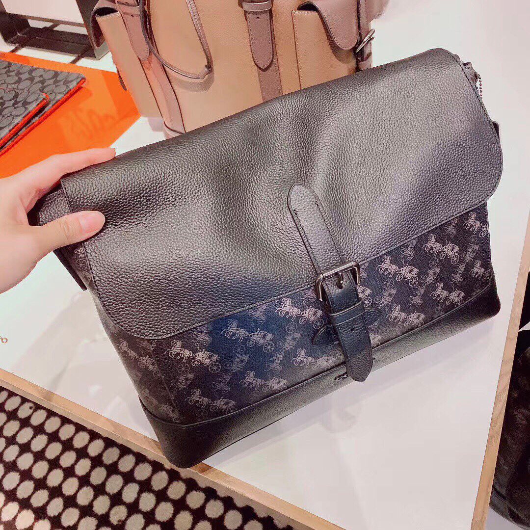 COACH HUDSON MESSENGER WITH HORSE AND CARRIAGE PRINT (COACH 89955) กระเป๋าสะพาย Coach ผู้ชาย ทรงสีเหลี่ยมใส่เอกสาร ใส่ Notebook ใส่Labtop ✅วัสดุแคนวาสลายรถม้า+หนังแท้