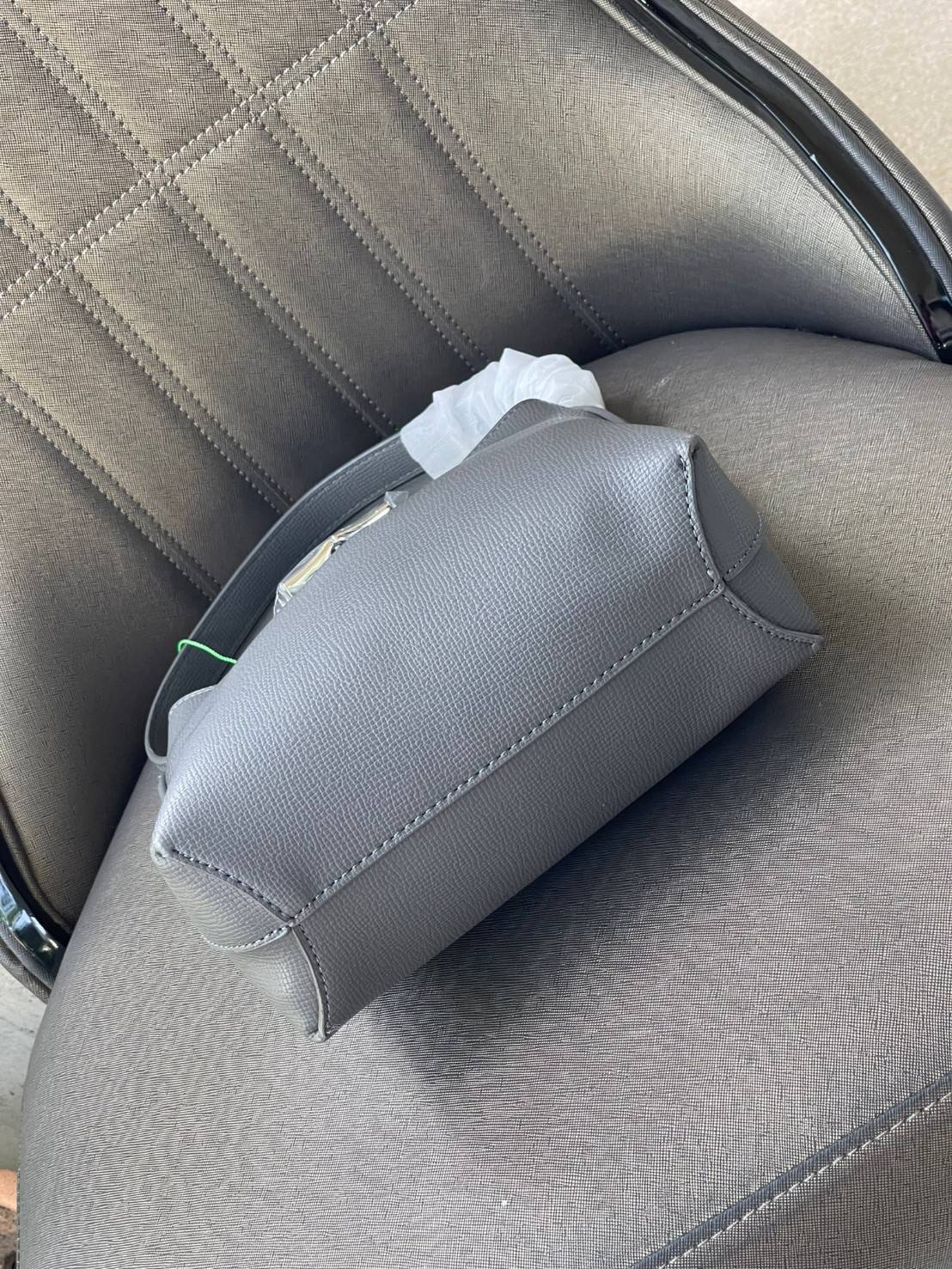 Longchamp ROSEAU Sac porté épaule XS กระเป๋าสะพายไหล่ซึ่งเป็นหนึ่งในแฟชั่นไอเทมที่สาว ๆ ส่วนใหญ่จะต้องมีไว้ใช้งานกันอย่างน้อยคนละหนึ่งใบแน่นอน ใช้งานสะดวก คล่องตัว ทั้งยังมีดีไซน์ให้เลือกหลากหลายตั้งแต่แบบหรูหรา น่ารักสดใส ไปจนถึงเรียบโก้ ให้คุณเลือกหยิบม