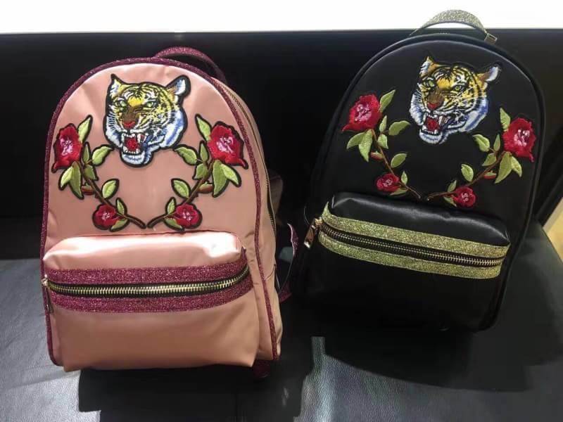 ALDO Grawn Satin Backpack with Tiger&Rose Patches กระเป๋าเป้สะพายหลังจาก ALDO แบรนด์ดังแคนนาดา ดีไซน์สุดชิคปักลายเสือและดอกไม้สวยทั้ง2สี ด้านหน้ามี 1 ช่องซิป เปิดปิดด้วยซิปคู่สะดวกใช้ ภายในมีโลโก้ ช่องซิปและช่องใส่ของ จุได้เยอะ ใส่ ipad ได้ น้ำหนักเบา หูจ