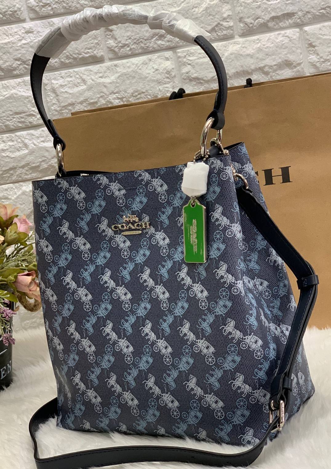 COACH TOWN BUCKET BAG WITH HORSE AND CARRIAGE PRINT ((2081-236)) 🔺กลับมาแล้ว ตามคำเรียกร้องค่ะ! กระเป๋าคล้องไหล่//สะพายข้างได้ วัสดุ pvc อย่างดี หนังนิ่มป่องพองตัวสวยงาม ลายรถม้าทั้งใบค่ะ ภายในกระเป๋าแบ่งเป็น2ช่องหลัก เปิดปิดแบบกระดุมแม่เหล็ก ภายใ