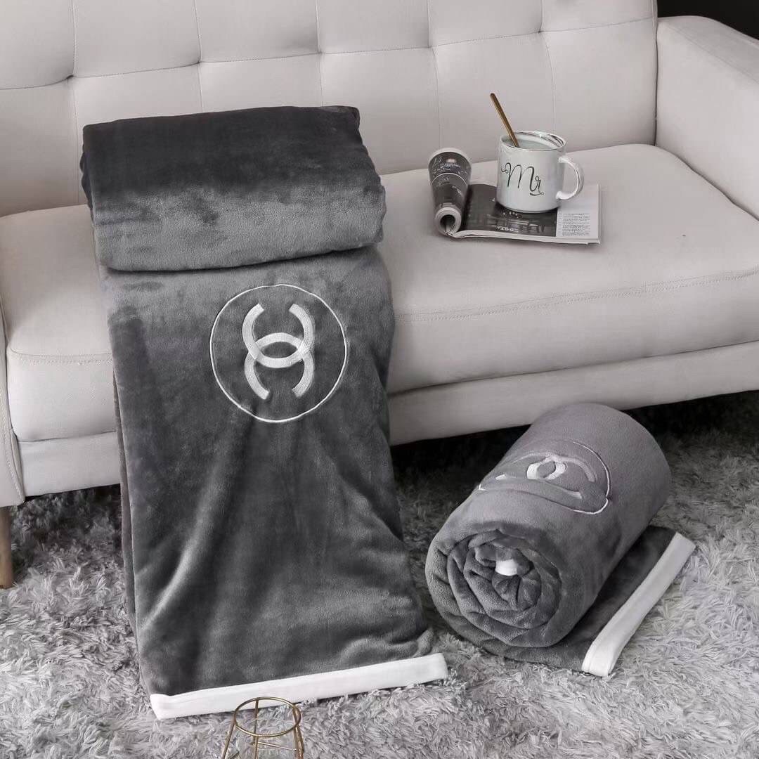 VIP GIFT 】Best Gift! Chanel Blanket พร้อมส่งไอเท็มแนะนำ ผ้าห่มนุ่มนิ่ม ขนปุยๆๆ สบายผิวมาก เนื้อผ้านิ่มฟูนุ่มใช้ได้ทุกโอกาส ขนาดกำลังดี พกพาสะดวก สามารถพกไว้ใช้ในรถ ใช้ในออฟฟิศได้ จะซื้อใช้เองหรือมอบเป็นของขวัญก็ดูดีพร้อมส่งที่ไทย ราคาสุดคุ้มไม่ต้องรอพรีฯ