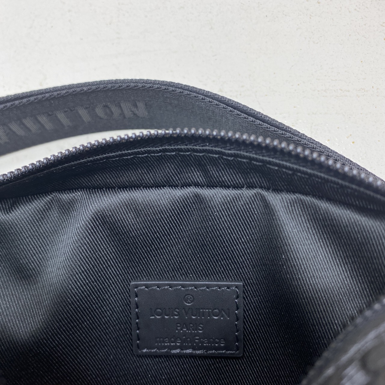 TOP ORI หนังแท้ | LV Getaway Messenger Bag กระเป๋าสะพายทรงแมสเซนเจอร์ ขนาดกะทัดรัดเพรียวบางตอบโจทย์การใช้งานเป็นได้ทั้งกระเป๋าเพาช์และกระเป๋าแมสเซนเจอร์ งานหนัง Monogram Shadow ผสานการประทับลาย Monogram อย่างกลมกลืน