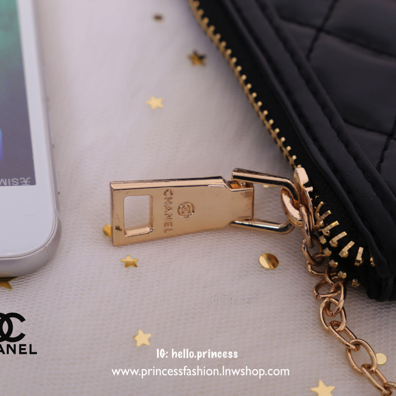 Chanel Cosmetic Clutch KeyChain พรีเมี่ยมเเท้จาก Chanel Cosmetic Counter VIP Gift หนังนิ่มลายตารางสีดำประดับโลโก้แบรนด์ด้านหน้าสวยดูดี เปิดปิดแบบ top zip อะไหล่ทอง พร้อมสายโซ่สำหรับห้อยพวงกุญเเจ สามารถใส่บัตร มือถือ iphone8 เครื่องสำอางค์ของจุกจิกได้เยอะ 