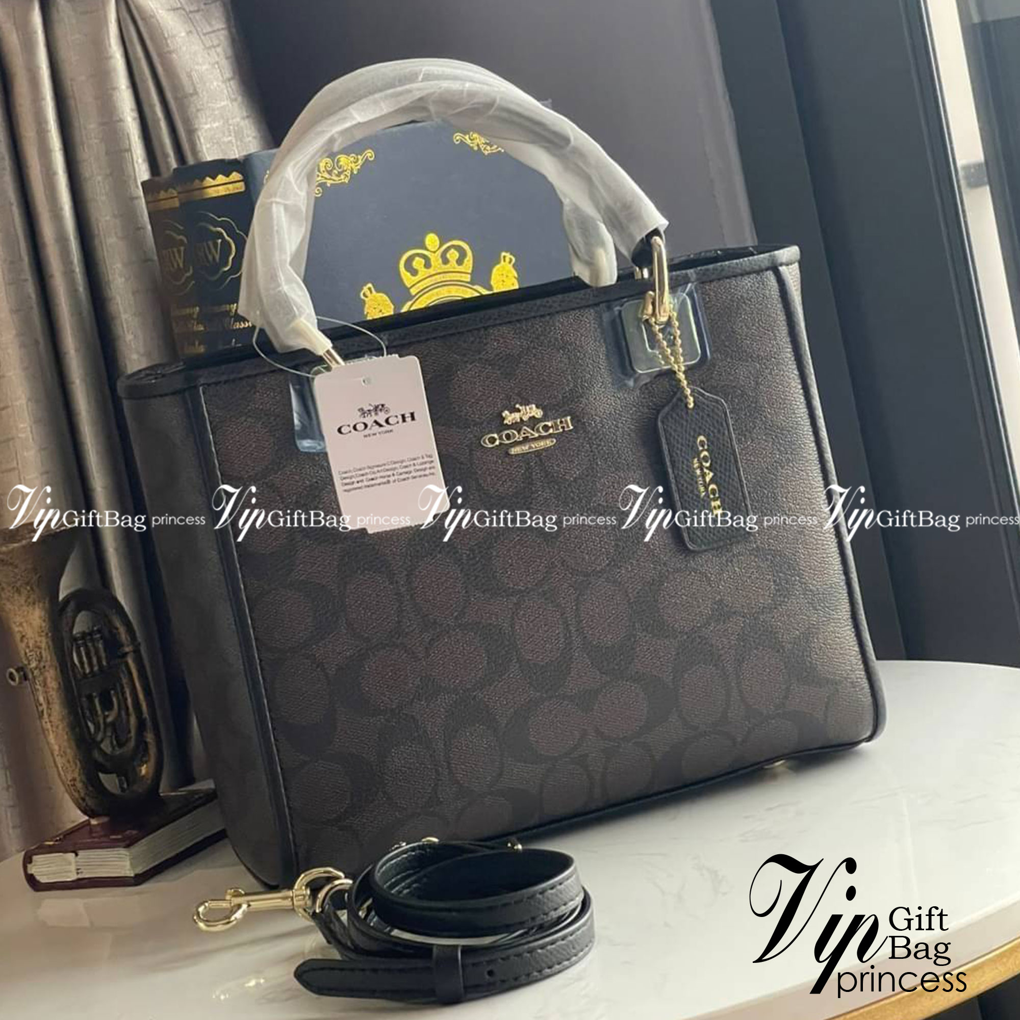 Coach Perry Tote Classic Bag F57568 รุ่นใหม่ล่าสุด กระเป๋ารูปทรงสี่เหลี่ยมสุดคลาสสิก เป็นกระเป๋าอเนกประสงค์ที่สามารถใช้ได้แทบทุกโอกาส ไม่ว่าจะไปเรียน, ไปทำงาน, ไปเที่ยว หรือแม้แต่ไปชอปปิง ด้วยขนาดที่กำลังดี ไม่ใหญ่เทอะทะ แต่ก็ไม่เล็กจนเกินไป มาพร้อมหูหิ้ว