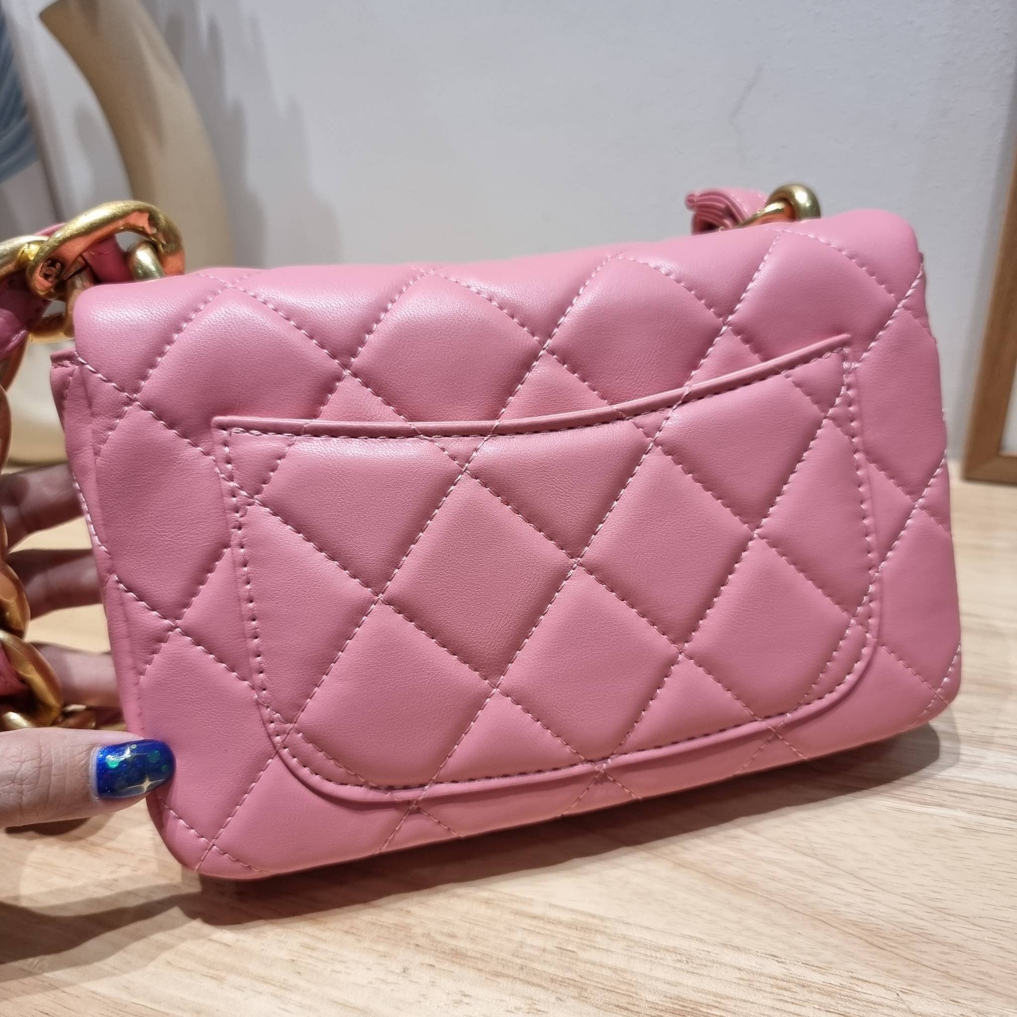 Chanel chunky chain bag สวยฟาดย้อนยุคความหรู ในราคาที่จับต้องได้ กับกระเป๋าสะพายไหล่ ไซส์กำลังสวย โดดเด่นด้วยสายสะพายโซ่สลับหนังเส้นใหญ่ ทนทาน ดูแพง