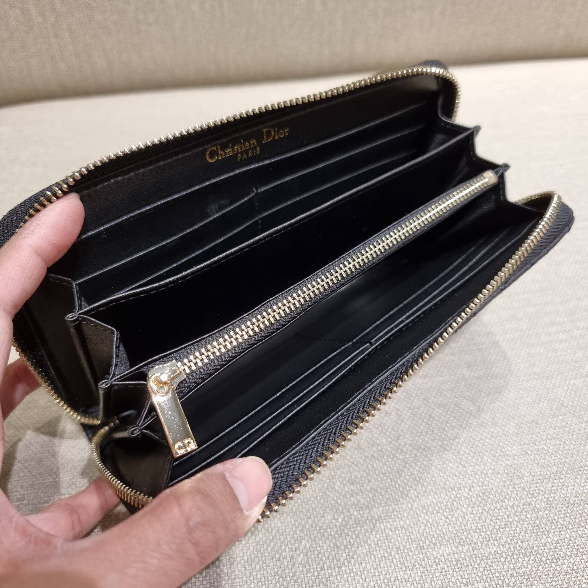 VIP 】CD LONG WALLET WITH GWP ใหม่ล่าสุด กระเป๋าสตางค์ใบยาว พิเศษจาก duty free ใบจริงสวยคม ใช้แล้วรับทรัพย์ ขับผิว วัสดุหนังแท้เต็มใบ สัมผัสดีงาม เปิด-ปิดด้วยซิปรอบ ภายในใส่บัตรได้เยอะ ใส่ธนบัตรได้เต็มที่ มีช่องซิปใส่เหรียญได้ พร้อมส่งความสวยถึงบ้านแบบครบเ