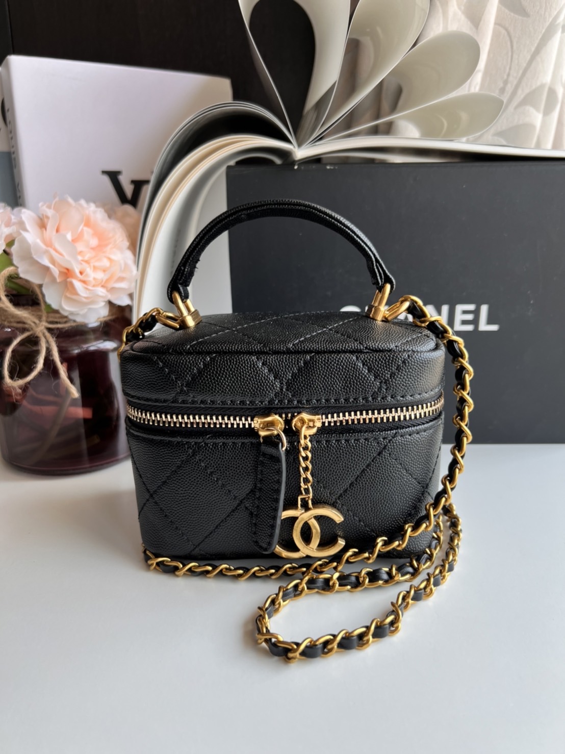 หนังแท้ Chanel Micro Bag / CHANEL Small Vanity Case Caviar Leather / Chanel vanity chain mini พร้อมส่งที่ไทย กระเป๋าสะพายข้างขนาดเล็กน่ารัก ดีไซน์คลาสสิคเรียบหรูเข้ากับทุกลุ๊คแบบไม่มีเอ้าท์ ไอเท็มนี้แนะนำสวยน่าใช้ ไม่ควรพลาดเลยค่าา