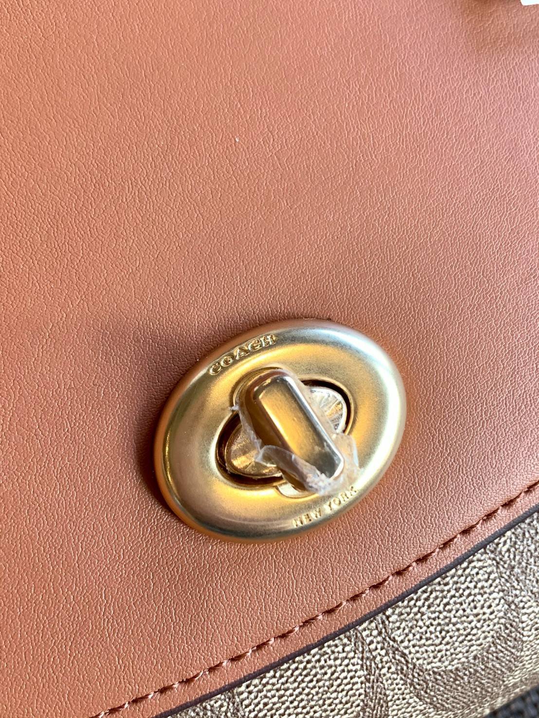 สวย หรู ดูดี รุ่นนี้กัยเลยค่า!! COACH TILLY TOP HANDLE SATCHEL IN SIGNATURE ((76620)) พร้อมส่งความสวย ห้ามพลาดค่ะ! กระเป๋าหิ้ว//คล้องมือ//สะพายข้างได้ ทรงสวย หนังแท้เรียบ+ลายCได้สวยงามค่ะ เปิดปิดกระเป๋าแบบหมุนล็อค ภายในมีช่องหลักใส่ของ2ช่อง สามารถใส่กระเป