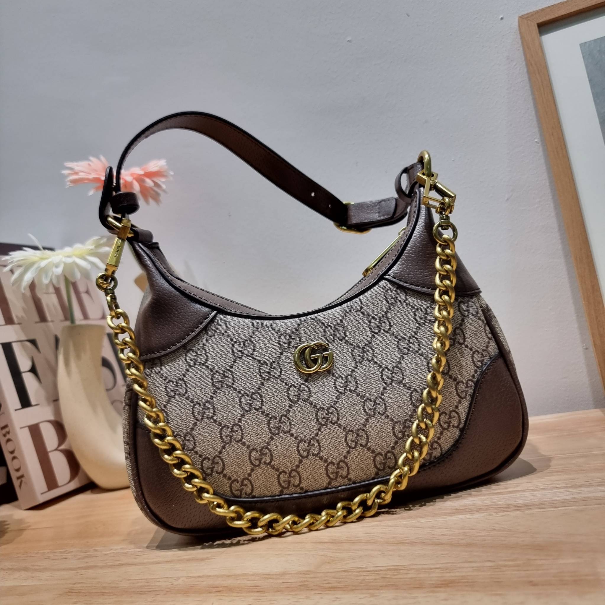 GUCCI Aphrodite small shoulder bag / GC crossbody pouch bag กระเป๋าสะพายทรงคลาสสิค ดีไซน์ย้อนยุคผสานความโมเดิร์นด้วยรูปทรงพอช ที่ใช้งานได้ทุกสไตล์ วัสดุหนังแคนวาส ทนทาน ภายในกระเป๋าเป็นช่องโล่ง สายสะพายมีลูกเล่นหลากหลาย มีให้ทั้งแบบโซ่คล้องไหล่ สายหนังที่