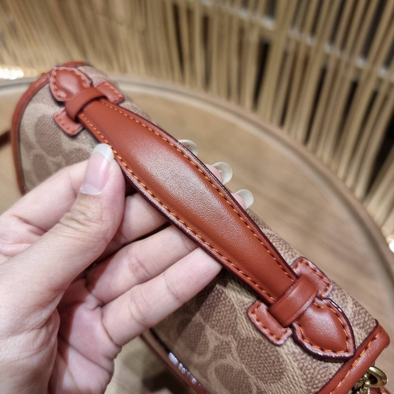 COACH C4204 KIP TURNLOCK CROSSBODY IN SIGNATURE CANVAS คอลเลคชั่นใหม่ สาวกงานดีไซน์สีสนิมต้องปลื้ม!! กับกระเป๋าสะพายข้าง ขนาดพกพาง่าย ใช้งานสะดวกมากๆ วัสดุหนังแคนวาสเคลือบลาย ตัดขอบด้วยหนังแท้ เปิด-ปิดด้วยตัวบิดล็อคแน่นหนา ภายในเป็นช่องโล่ง มีช่องใส่บัตร 