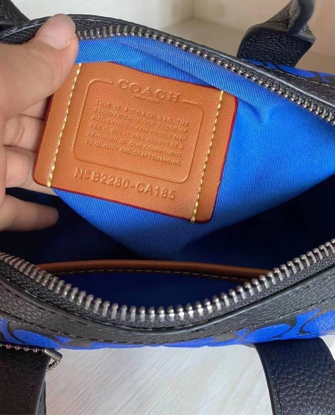 COACH GOTHAM DUFFLE / Coach Gotham 24 travelling bag handbag shoulder bag พร้อมส่ง กระเป๋าทรงหมอนรุ่นใหม่บ่าสุดปี 2022 รุ่นนี้สามารถใช้ได้ทั้งชาย//หญิง หนังแท้อย่างดี นิ่มทรงสวย มากๆค่ะ ภายในกระเป๋าสามารถใส่สัมภาระที่จำเป็นในชีวิตประจำวันได้ครบเลยค่ะ; มีช