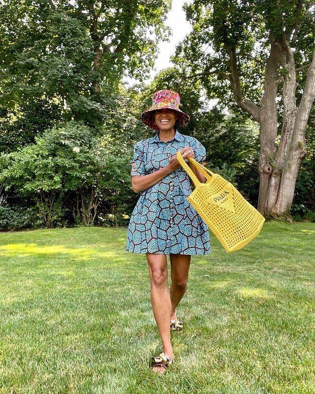 PRADA RAFFIA TOTE BAG สวยไม่ซ้ำใคร สไตล์บีช เหมาะมากกับการสะพายไปเที่ยวทะเล หรือจะใช้ในวันสบายๆก็ตอบโจทย์ กับกระเป๋าสะพายสานใบใหญ่ ตัวกระเป๋าเป็นวัสดุสังเคราห์จากธรรมชาติ