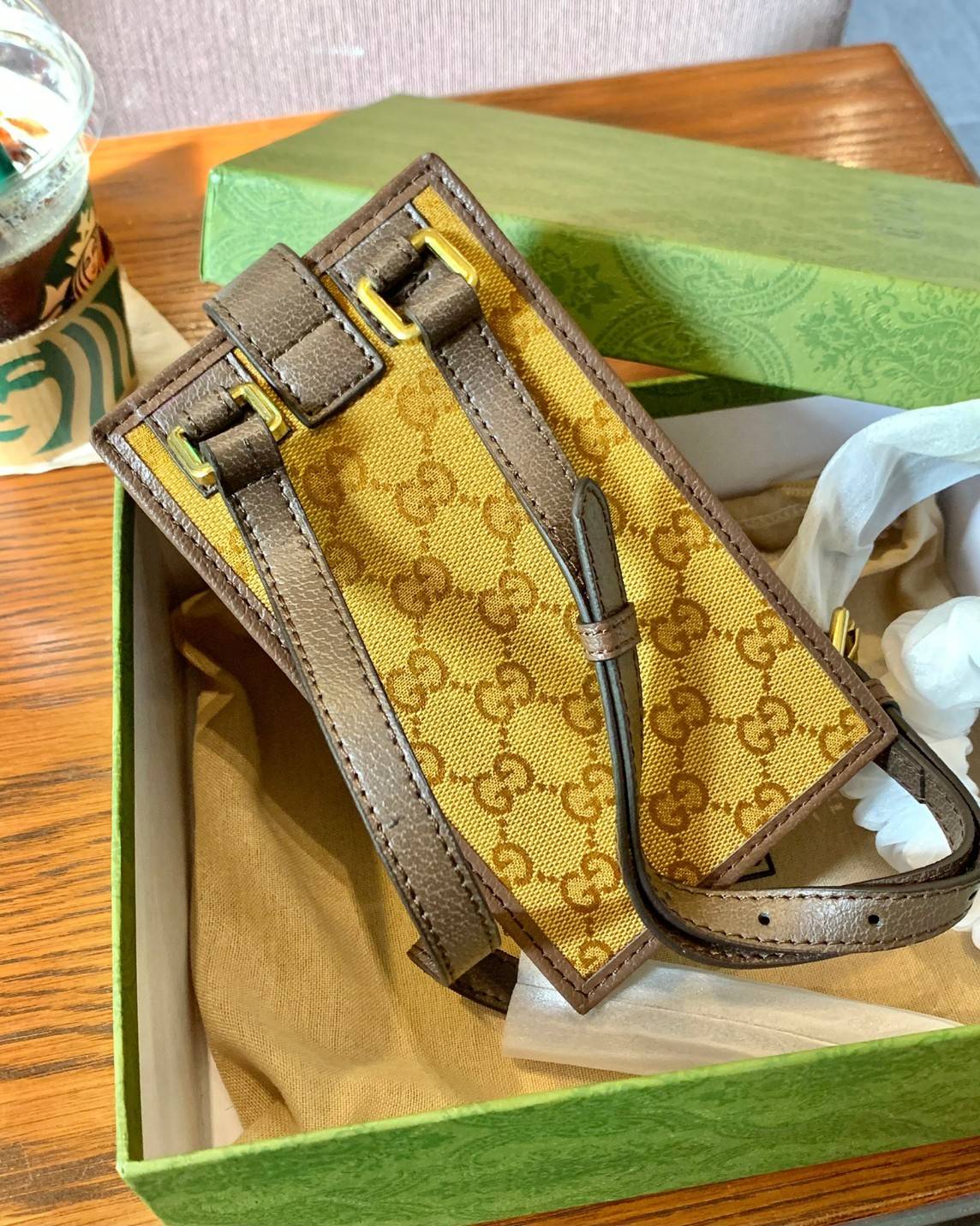 VIP 🥂 LIMITED EDITION Gucci x adidas Phone Case ไม่มีได้ยังไง สวยขนาดนี้ ที่หนุ่มๆสาวๆต้องมีติดตัวค่ะ 💙กระเป๋าใส่มือถือ หนังแท้ 🔺สีน้ำตาลอมเหลือง สัสดุJacquard ทอลายGG ค่ะ ด้านหน้าทั้ง3สี มีโลโก้แบรนด์แบบนูนอันเป็นสัญลักษณ์ของคอลเล