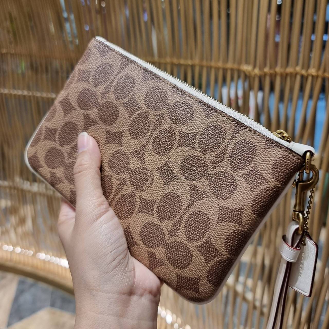 COACH 32445 SMALL WRISLET IN COLORBLOCK SIGNATURE CANVAS คอลเลคชั่นคัลเลอร์บล็อคสวยหรู ในรูปแบบกระเป๋าคล้องมือ ขนาดพกพา ไซส์กำลังสวยมากๆ พกง่ายไปเลยจ้า วัสดุหนังแคนวาส ตัดหนังแท้ ภายในโล่ง มีช่องใส่บัตร ตอบโจทย์สาวๆที่ไม่ชอบความพะรุงพะรัง พกใบนี้คือสะดวกส