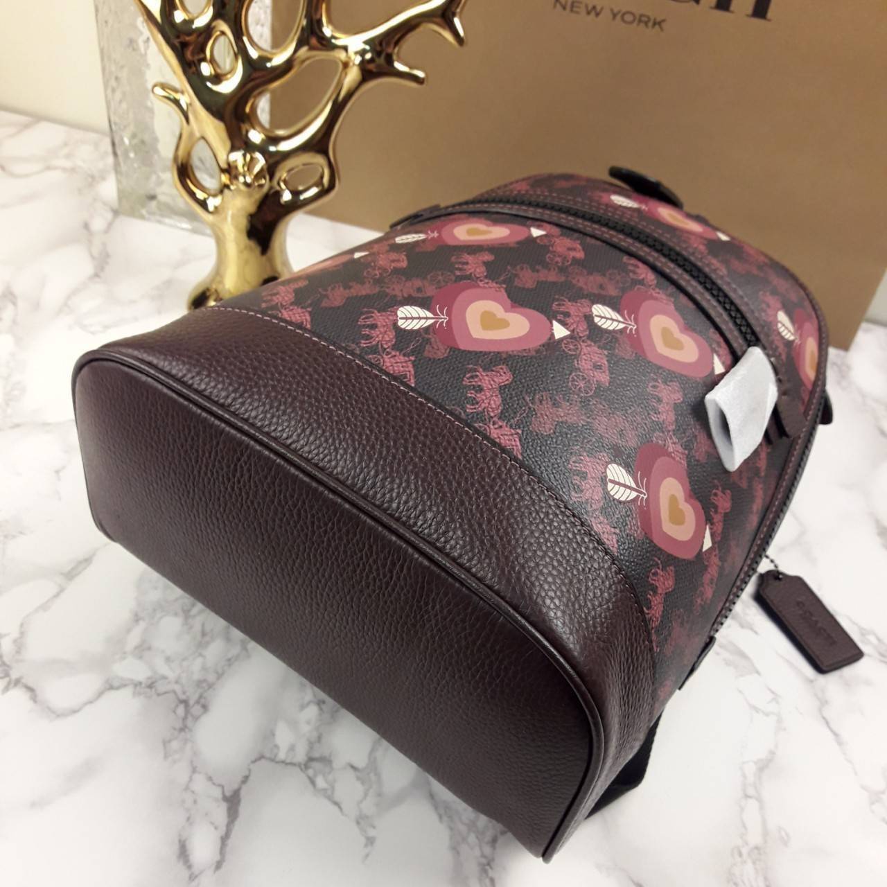 OUTLET 】COACH Barrow Backpack With Horse And Carriage Print And Hearts Oxblood (F79024) โดดเด่น ไม่จำเจ แถมใช้ดีไปอีก< 🌹สวยโดดเด่นอย่างลงตัว💃💃พลาดแล้ว พลาดเลยจ้ารอบนี้ // เป้รุ่นใหม่ canvas ผสมหนังแท้คุณภาพดี หนังนิ่มมือมากๆ ขนา