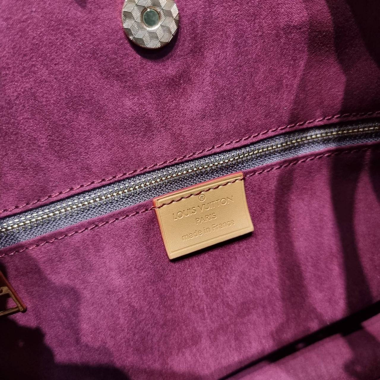 LV CARRYALL BAG ใหม่ล่าสุด รุ่นลิมิเต็ดที่สาวๆตามหา กระเป๋าสะพายไหล่ทรงสวย ดีไซน์เรียบง่ายคลาสสิค หรู ดูผู้ดี รูปทรงใช้งานง่าย มาพร้อมใบลูก ไว้เก็บของจุกจิก