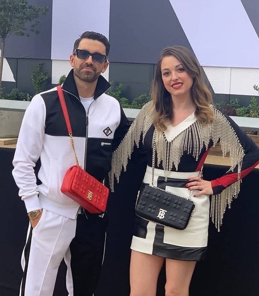 Rare items! รุ่นนี้ที่รอคอย BURBERRY FRAGRANCES QUITED LAMBSKIN BAG หนังแท้ Lambskin นิ่มสวยหรูดูดี เปิดปิดด้วยฝาปิดสัญลักษณ์รูปตัวB ภายในโล่งกว้าง ใส่มือถือ กระเป๋าสตางค์ได้ มาพร้อมสายสะพายโซ่ทองต่อหนังรองบ่าสามารถซ้อนสายสั้นสะพายไหล่ได้ หรือใช้สายยาว Cr