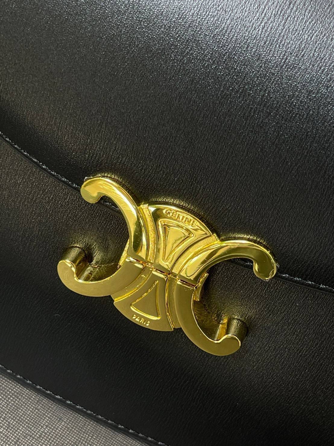 VIP 🥂 CELINE TEEN BESACE TRIOMPHE IN SHINY กระเป๋าสะพายคาดลำตัวรุ่นนี้นับว่าเป็นกระเป๋าอีกหนึ่งรุ่นในซีรีส์ Triomphe ที่ได้รับความนิยมอย่างมาก ด้วยรูปร่างทรงโค้งมนมีความคลาสสิกตามแบบฉบับของ Celine เพิ่มความหรูหราและโดดเด่นด้วยการตกแต่งด้วยโลโก้โลห