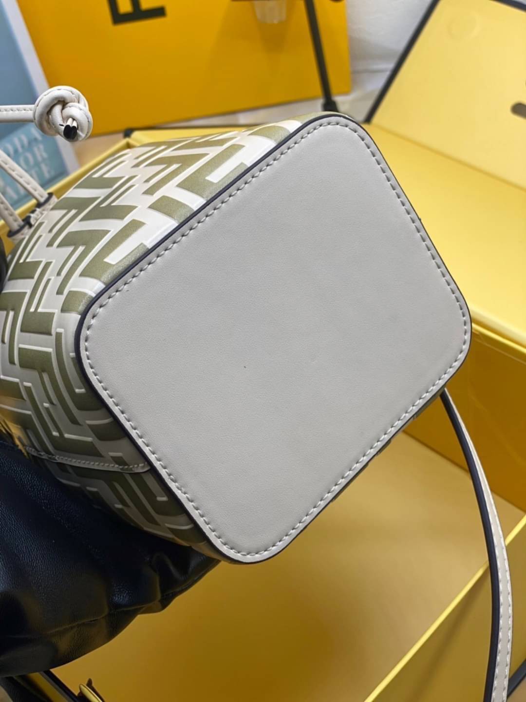 Ori Fendi MonTresor mini Bucket Bag 12cm กระเป๋าถือหรือสะพายข้าง วัสดุหนังแท้ทรงขนมจีบ ลายแบรนด์ อะไหล่ทองหรูหรา จุของได้เยอะ ตั้งอยู่ทรง ด้านในโล่ง มี2สาย สายสั้น+ยาว ถอดสายได้ Crossbody ได้ สายยาวปรับระดับได้ คุ้มสุดๆ ใบนี้ไม่ควรพลาดค่ะ ดาราเซเลปใช้กันเ